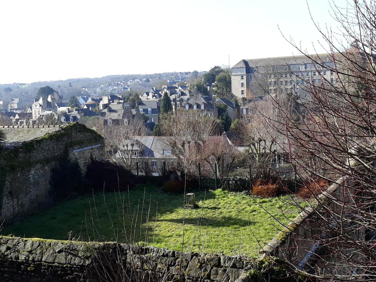 Val Cocherel - Hotel Le Challonge Dinan Bagian luar foto