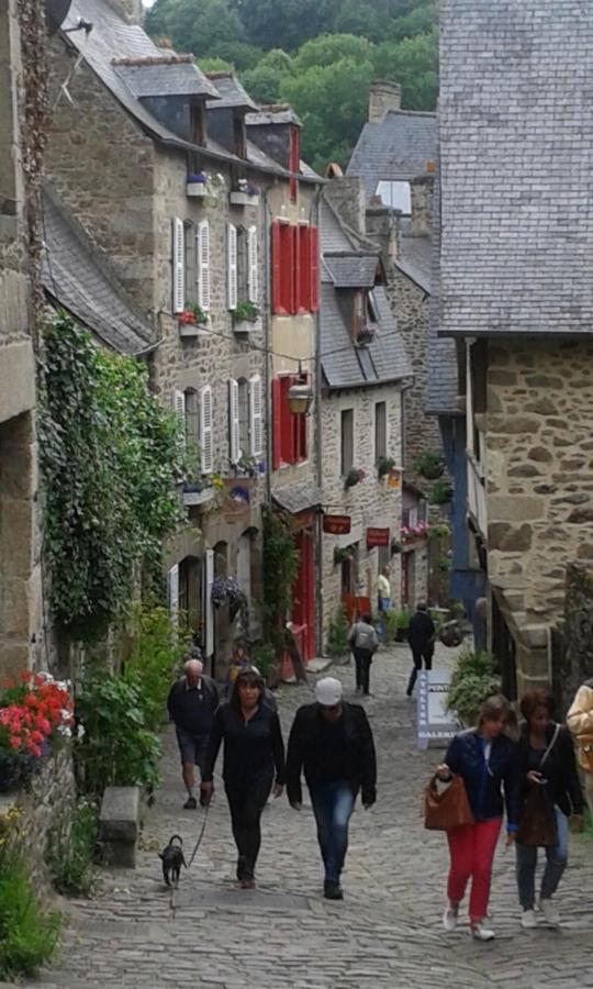 Val Cocherel - Hotel Le Challonge Dinan Bagian luar foto